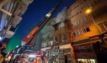 Metruk binada korkutan yangın: Bir kişi yaralandı