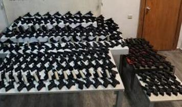 Silah kaçakçılığına geçit verilmedi: Evden adeta cephanelik çıktı