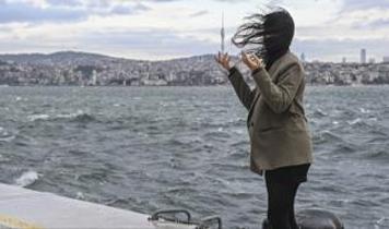 İstanbul'da şiddetli lodos vatandaşlara zor anlar yaşattı