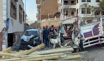 Beykoz'da kamyonun iki yaya ile otomobile çarptığı kazada ölü ve yaralılar var