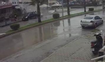 Feci kaza kamerada! Kontrolden çıktı, bahçeye uçtu