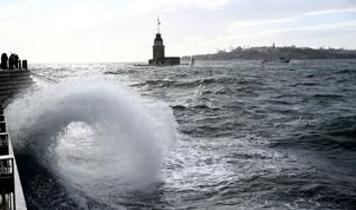 İstanbul'da etkili olan şiddetli yağış ve fırtına hayatı olumsuz etkiledi