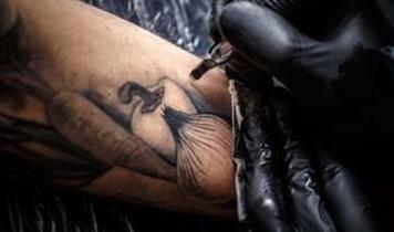 Dövme pigmentleri neden bu kadar tehlikeli? Polonyalı hastanın şok edici hikayesi