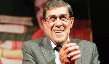 Kalça kırığına rağmen sahneye çıkarıldı