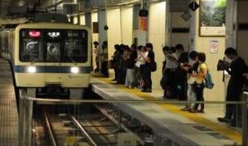 Tokyo'da elektrik kesintisi ulaşımı felç etti: Yolcular mahsur kaldı