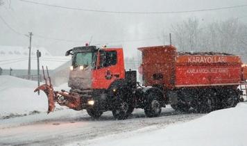 Bolu Dağı'nda yoğun kar yağışı etkili oluyor! Kar küreme ve tuzlama çalışması yürütülüyor