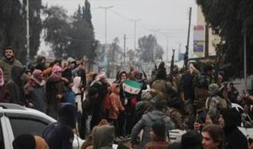 Soğuk ve yağmura rağmen Suriyeliler eve dönüş sevinci yaşıyor