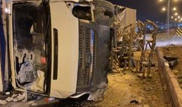 Siirt'te kamyonet ile hafif ticari aracın çarpıştığı kazada 4 kişi yaralandı