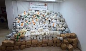 Hakkari'de 860 kilogram uyuşturucu ele geçirildi