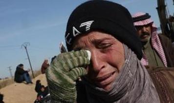 YPG/SDG'den kurtarılan Aktan Hapishanesi önünde Suriyeli aileler sevdiklerini arıyor