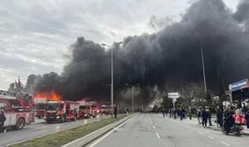 Büyükçekmece'de fabrikanın açık alanındaki yangına itfaiye müdahale ediyor