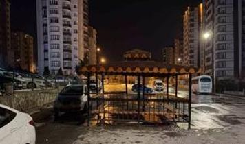 Şiddetli rüzgar, söktüğü kamelyayı bozmadan yola kondurdu