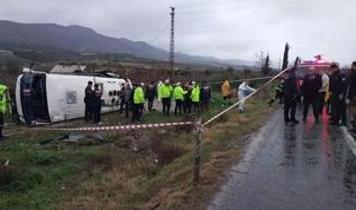 Memur servisi tarlaya devrilmişti: Yaralılar taburcu oldu
