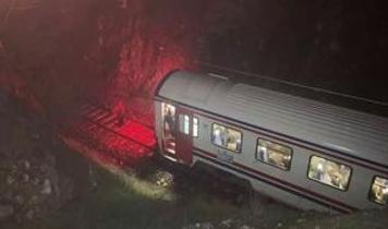 Balıkesir'de korkutan heyelan... Yolcu treni raydan çıktı