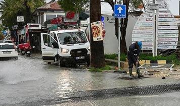 İzmir Çeşme'de sağanak hayatı olumsuz etkiledi! Birçok iş yerini su bastı