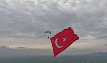 Türk bayrağıyla serbest paraşüt atlayışında Türkiye rekoru!