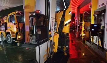 Akaryakıt istasyonunda korku dolu anlar! Vinç pompaya çarptı