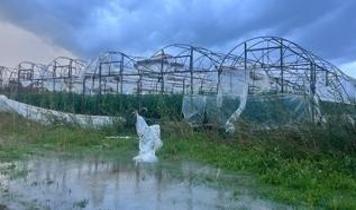 Antalya'da hortum seraları uçurdu, sel yolları kapattı