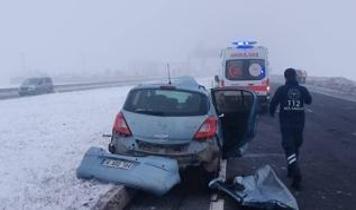 Kars'ta otomobil ile tırın çarpıştığı kazada 6 kişi yaralandı