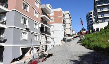 İzmir Menemen'de şiddetli yağış sonrası   istinat duvarı çöktü!