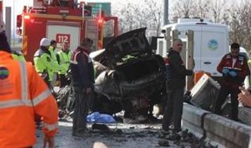 Otoyolda can pazarı! Gişelere saplanan araçta can verdi