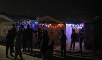 Soykırımın gölgesinde bile Ramazan neşesi solmadı... Fenerler çadırları aydınlattı