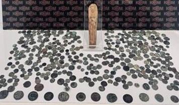 Muş'ta tarihi eser operasyonu: Yüzlerce sikke ve bir heykel ele geçirildi