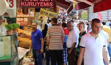 Ramazan öncesi Eminönü'nde alışveriş telaşı dikkat çekti
