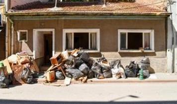 Çorum'da korkunç manzara: Evden 4 kamyon çöp çıktı