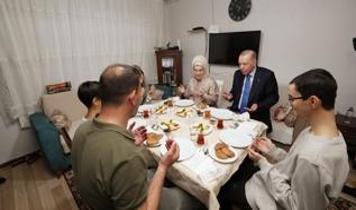Cumhurbaşkanı Erdoğan, İstanbul'da bir vatandaşın evinde iftar yaptı