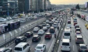 İstanbul'da iftar trafiği... Araçlar güçlükle ilerledi