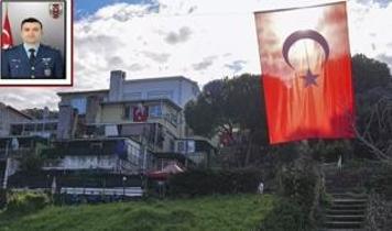 İzmir'e şehit ateşi düştü: Baba ocağına Türk bayrakları asıldı