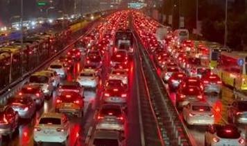 İstanbul'da trafik yoğunluğu yüzde 85'e çıktı