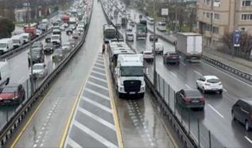 Avcılarda İBB Sosyal Tesisleri Durağında Metrobüs Çarpışması: 4 Yaralı