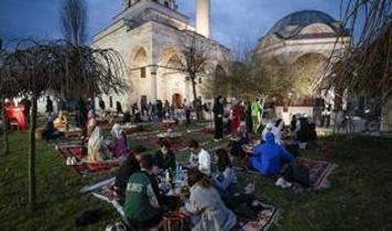 Bosna Hersek'teki tarihi Ferhadiye Camisi'nde geleneksel iftar sofrası kuruldu