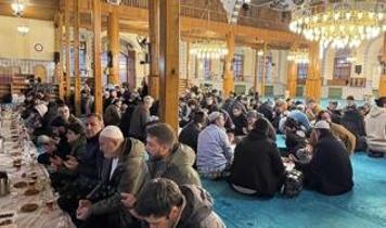 Tarihi camide yıllardır "Ümmet İftarı" aynı sofrada buluşturuyor