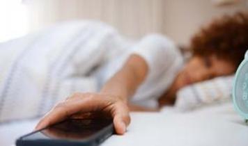 Uyanır uyanmaz telefona sarılanlar dikkat: "İlk 30 dakika telefondan uzak durun"