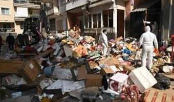 İzmir'de akıl almaz olay! Evden tonlarca çöp çıktı