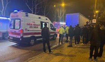 Bursa'da bir otomobile ve tıra çarpan otomobilin sürücüsü yaralandı