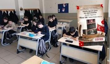 Eyüpsultan'daki İmam Hatipli Lise öğrencilerine Mehmet Âkif kitabı