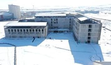 Sismik izolatörlerin kullanıldığı 270 yataklı hastanede sona doğru