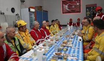 Bakan Işıkhan, bakır madeninde işçilerle sahur yaptı