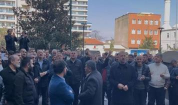 50 yıllık özveri CHP döneminde çıkmazda! Esnaf, belediye önünde isyan etti