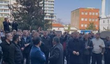 50 yıllık özveri CHP döneminde çıkmazda! Esnaf, belediye önünde isyan etti