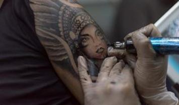 Dövme yaptıranlar dikkat! Bu nadir durum görme kaybına yol açabilir