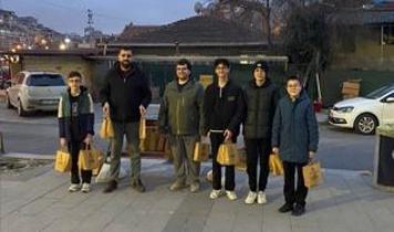 Metro durağında gönül köprüsü: Gençlikten iftar mesaisi