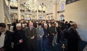 9 bin km uzaktaki ülkede bayram namazı 5 kez kılındı