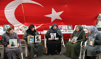 Diyarbakır anneleri bayramda da evlatlarının yolunu gözlüyor