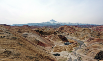 Iğdır'ın Gökkuşağı Tepeleri, ilkbahara renkleniyor!