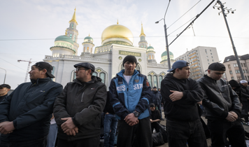 Moskova'da Müslümanlar Bayram Namazı için Camileri doldurdu